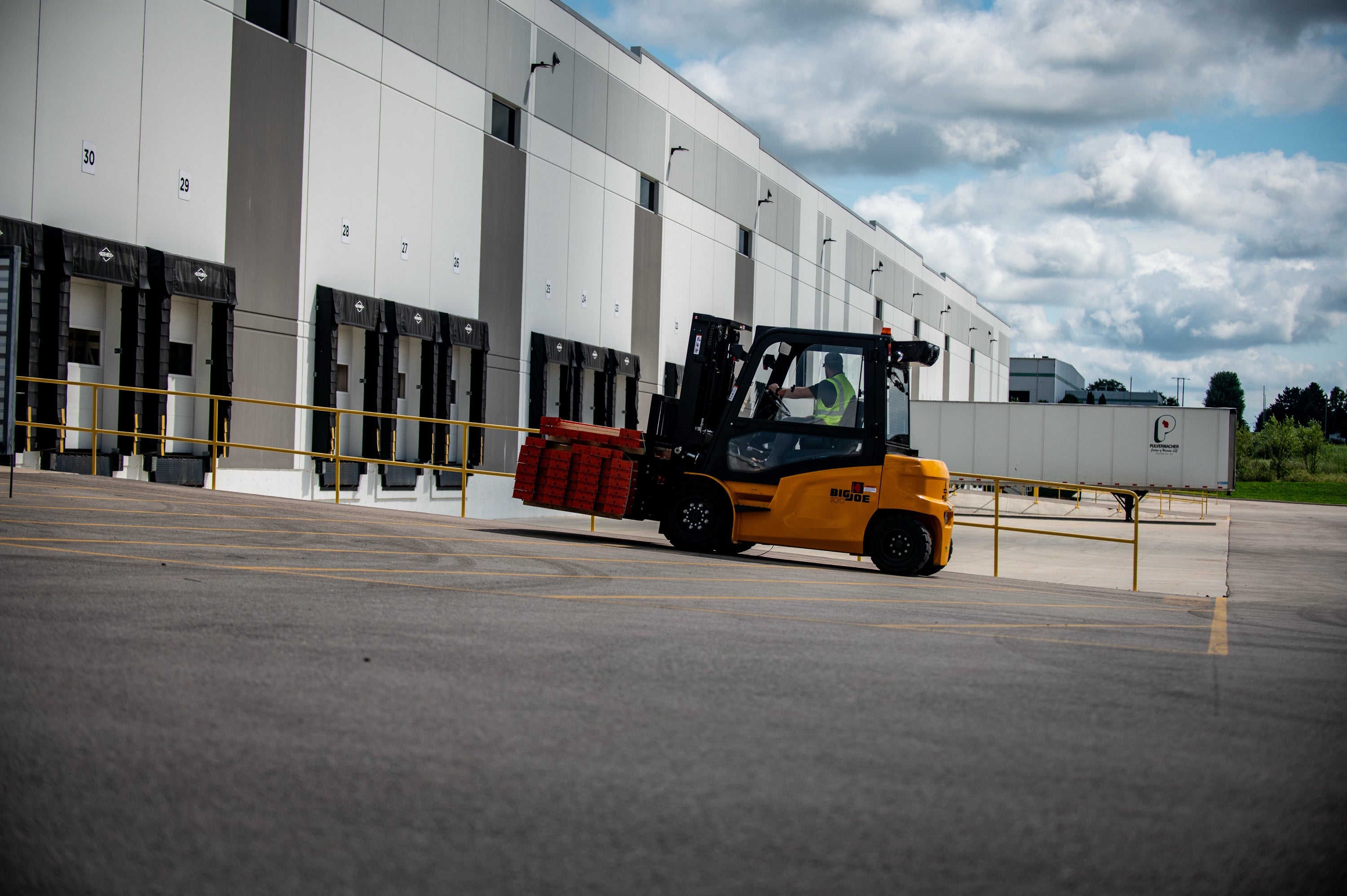 Why Integrated Lithium-Ion Forklifts Are Replacing Propane in Modern Warehouses - Big Joe Texas